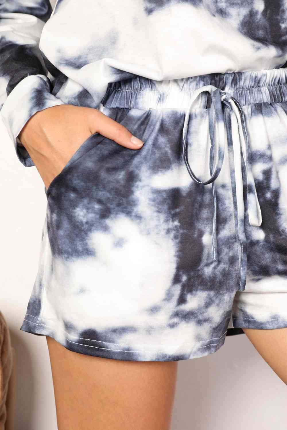 Ensemble haut et short à col rond et imprimé tie-dye brillant