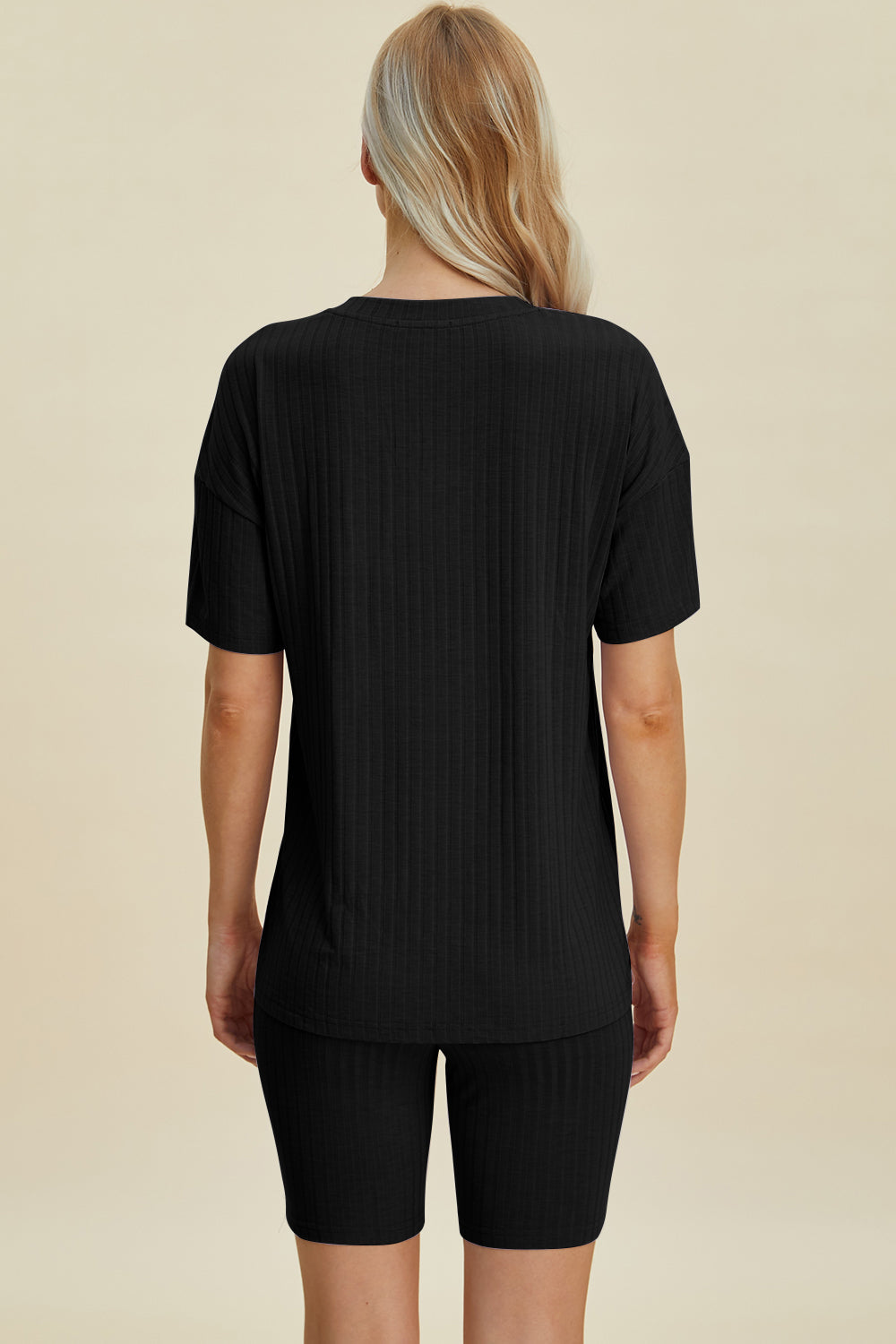 Ensemble haut à manches courtes et short côtelé à col en V Basic Bae