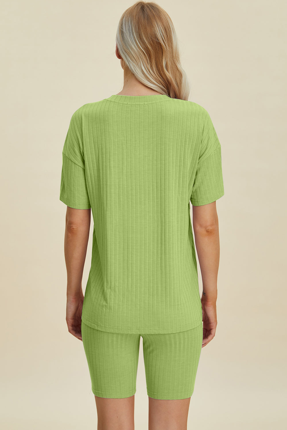 Ensemble haut à manches courtes et short côtelé à col en V Basic Bae