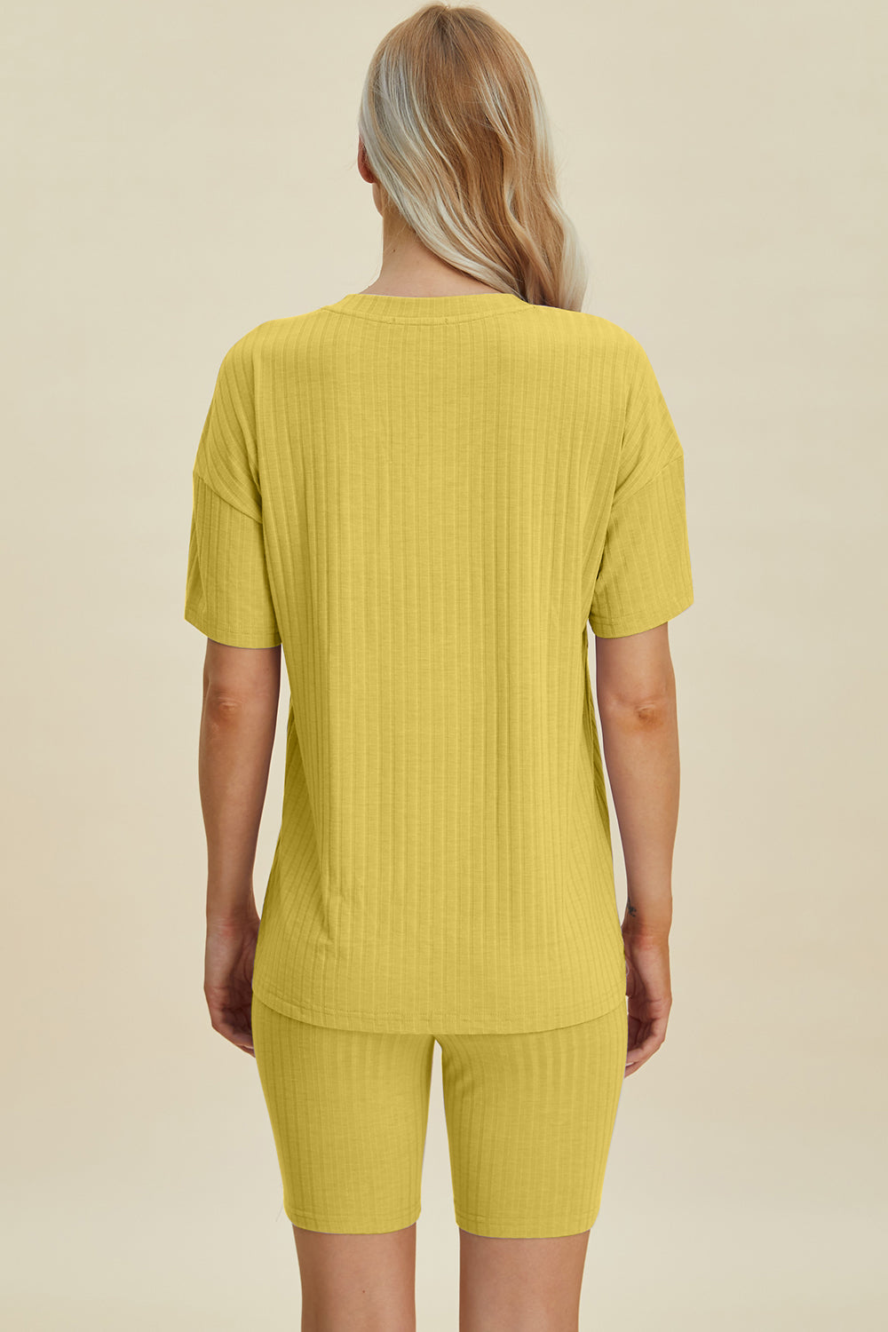 Ensemble haut à manches courtes et short côtelé à col en V Basic Bae