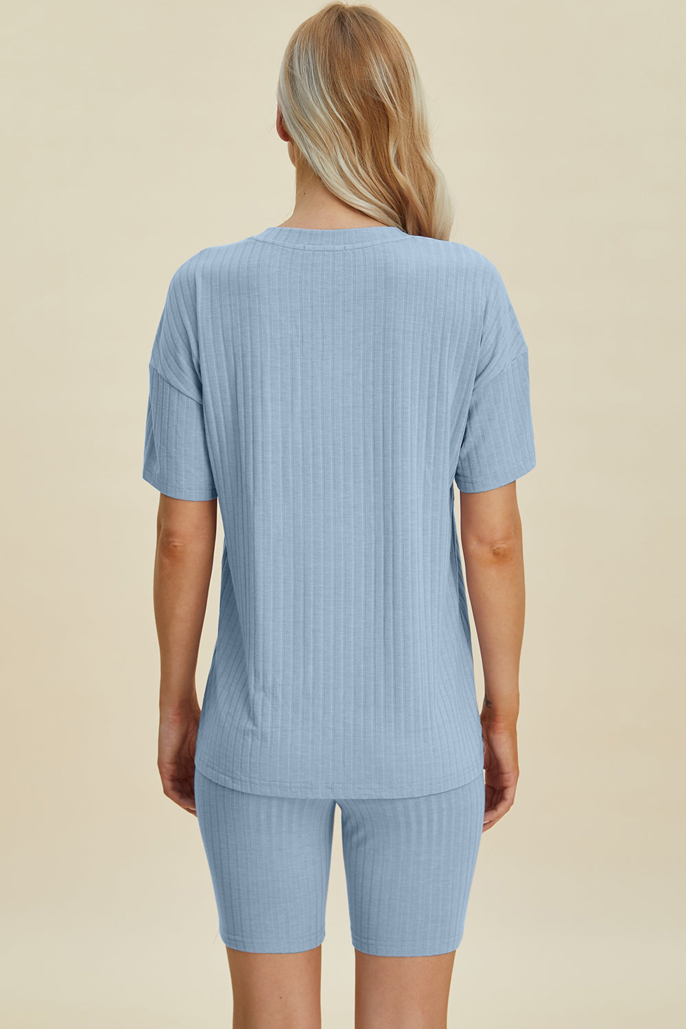 Ensemble haut à manches courtes et short côtelé à col en V Basic Bae