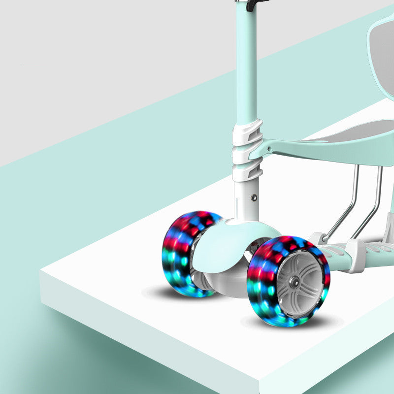 Les enfants peuvent s'asseoir et pagayer sur une trottinette à pédales cinq en un